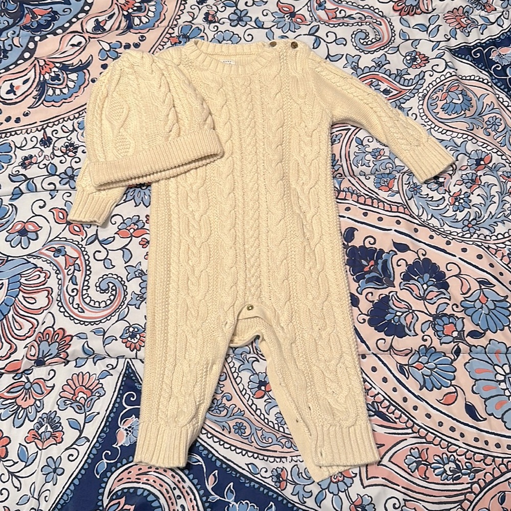 EUC GAP SIZE 6-12 MONTHS UNISEX KNIT SET.